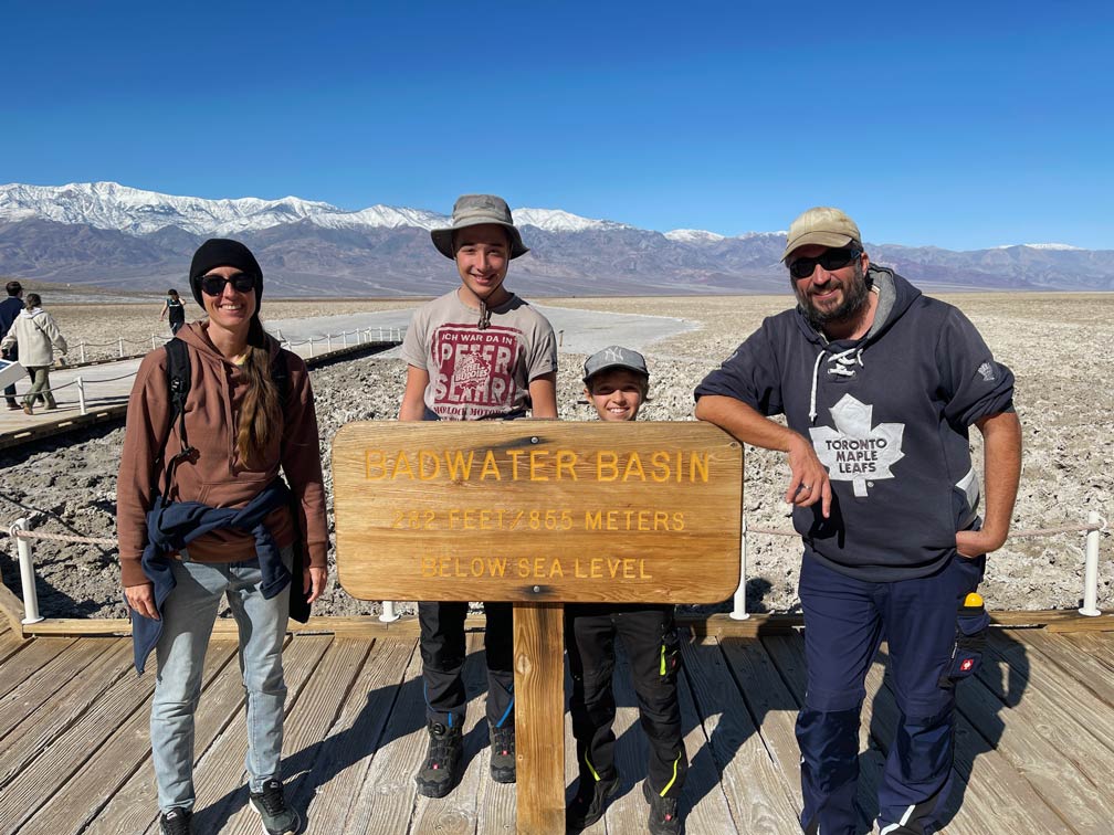 Las Vegas Ausflüge - 4 Highlights in der Umgebung familie-steht-am-schild-badwater-basin-vor-salzbecken-im-death-valley
