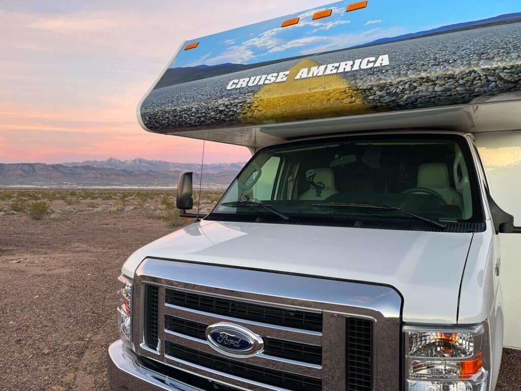 Las Vegas Ausflüge - 4 Highlights in der Umgebung wohnmobil-vor-death-valley-im-sonnenuntergang