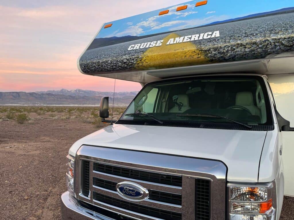 wohnmobil-vor-death-valley-im-sonnenuntergang