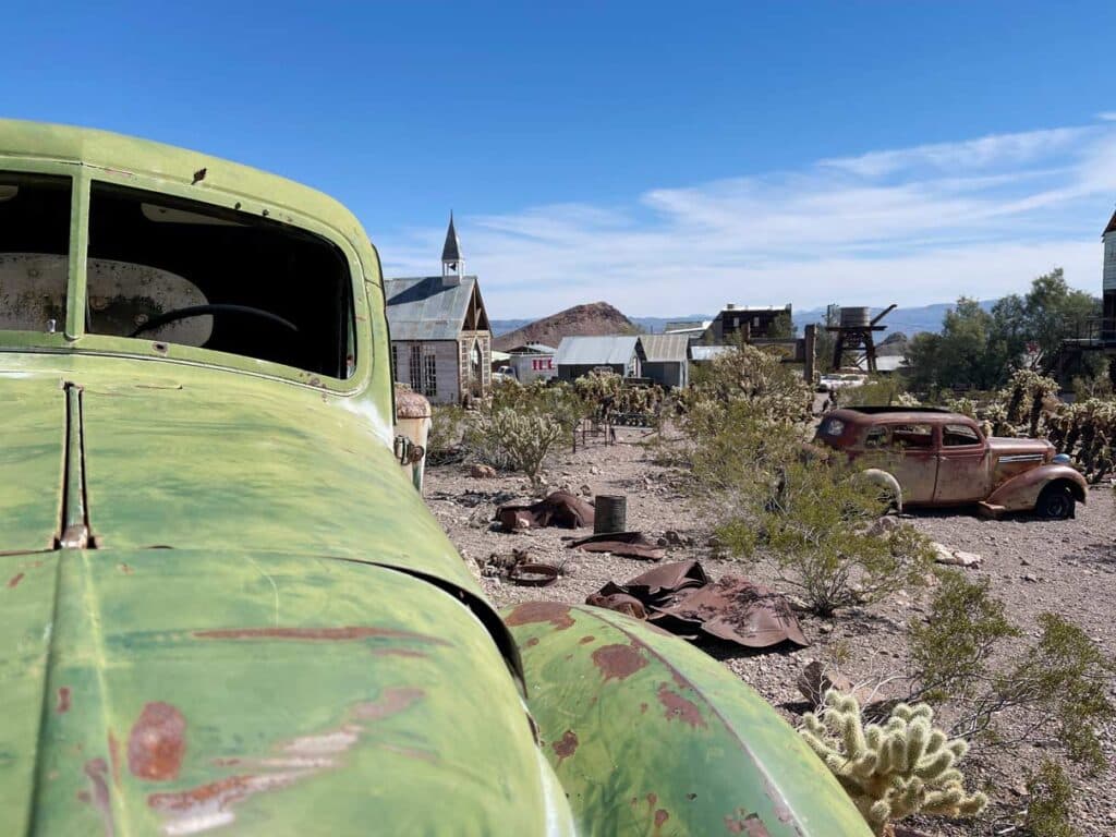 Las Vegas Ausflüge - 4 Highlights in der Umgebung rostiges-auto-in-nelson-ghosttown-zwischen-kakteen-in-las-vegas-umgebung