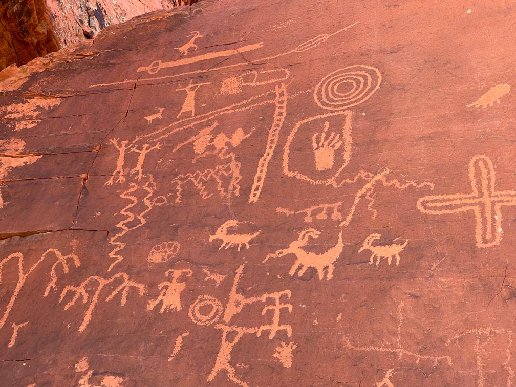 Las Vegas Ausflüge - 4 Highlights in der Umgebung petroglyphen-im-valley-of-fire-state-park-nevada