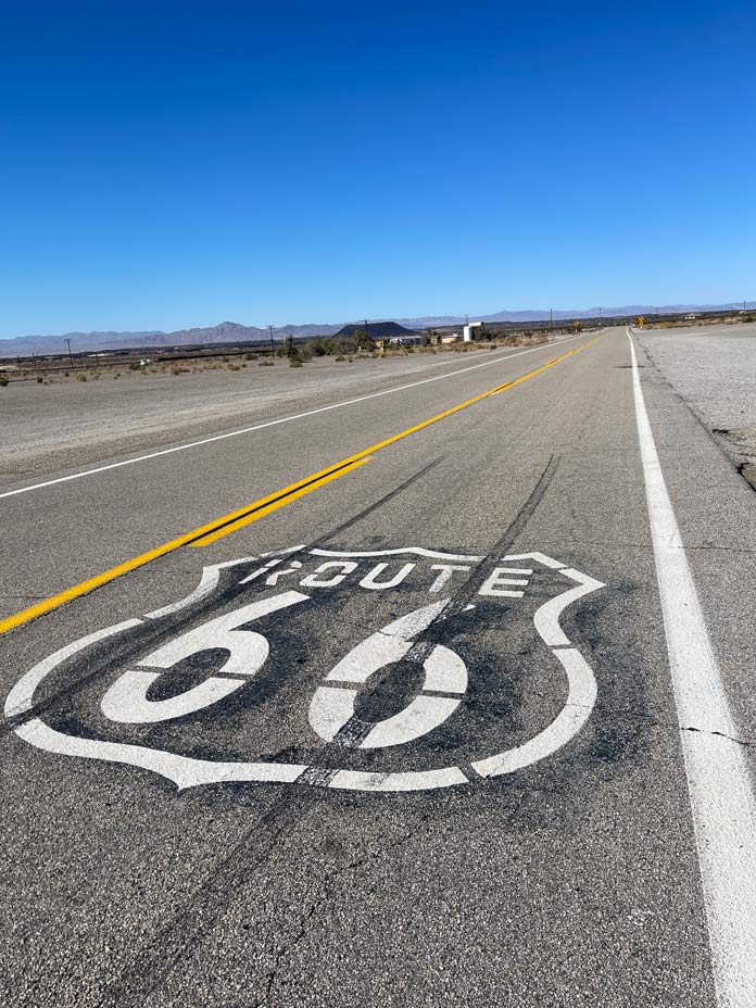 schriftzug-route-66-auf-gerader-strasse-in-den-usa