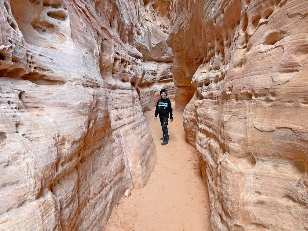 Las Vegas Ausflüge - 4 Highlights in der Umgebung kind-laeuft-durch-slot-canyon-in-las-vegas-umgebung-in-rotem-canyon