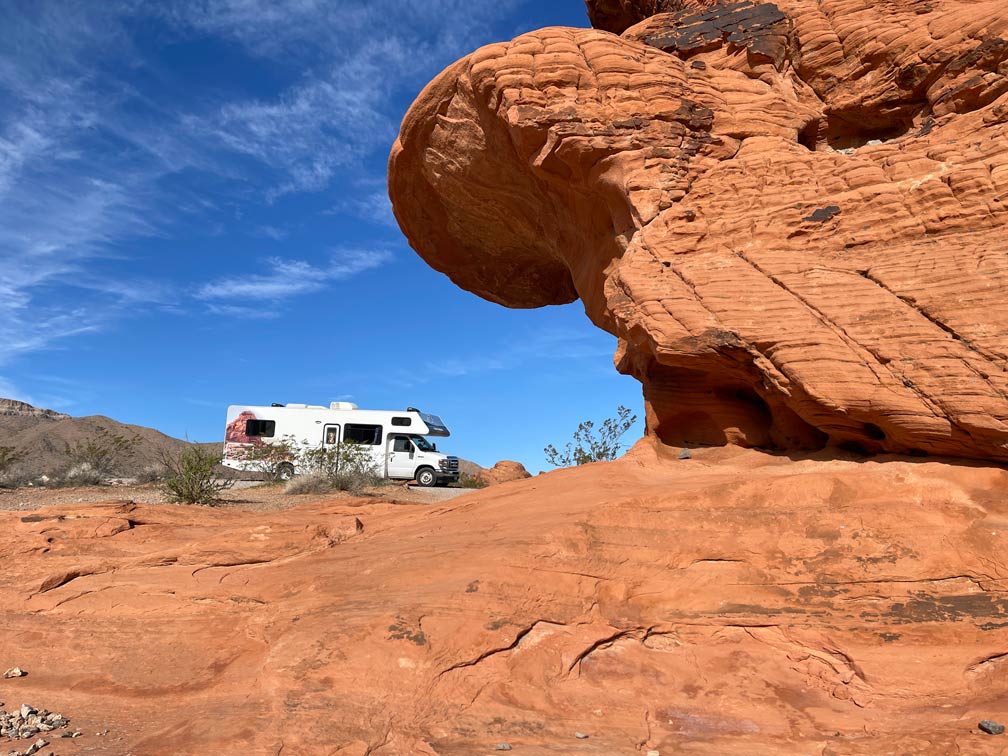 Las Vegas Ausflüge - 4 Highlights in der Umgebung wohnmobil-steht-in-roter-steinlandschaft-bei-las-vegas