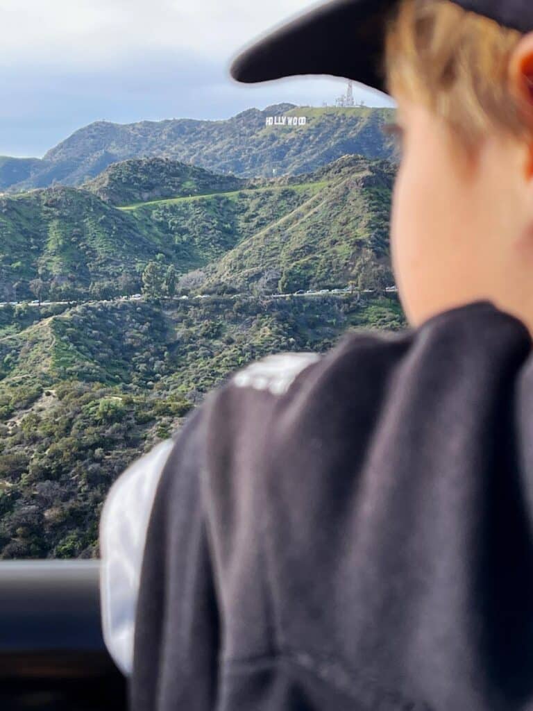 ausblick hollywood sign griffith observatory mit kind