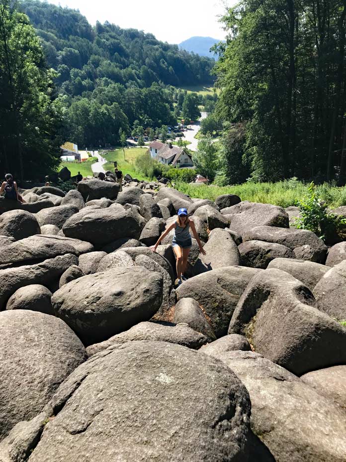 frau klettert am felsenmeer odenwald