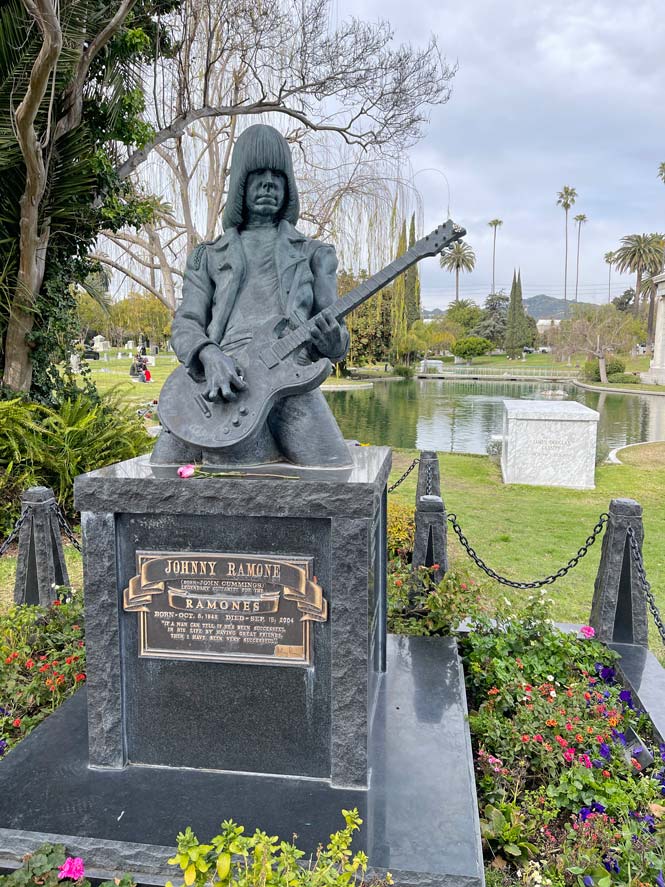 grabstein-johnny-ramone-hollywood-forever-cementry-los-angeles