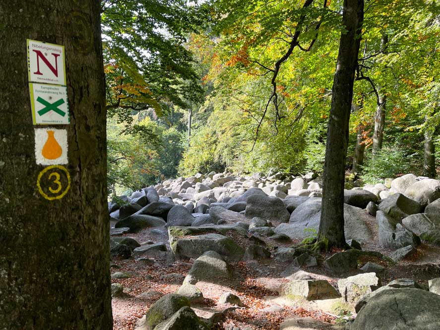 wanderschilder am felsenmeer