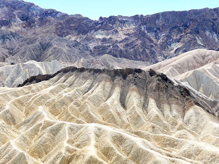 landschaft-im-death-valley-weisser-felsen-der-wie-gefaltet-aussieht