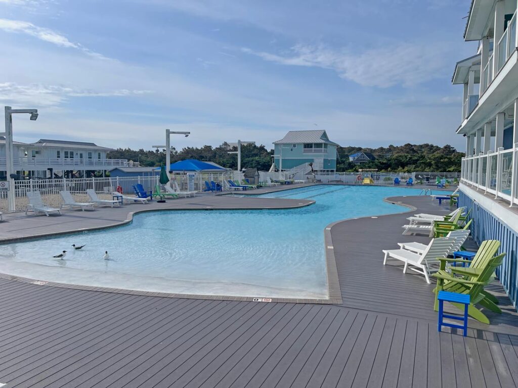 Urlaub mit dem Camper in den USA - praktische Tipps und Infos outerbanks-schwimmbad-koa-campingplatz-usa-finden
