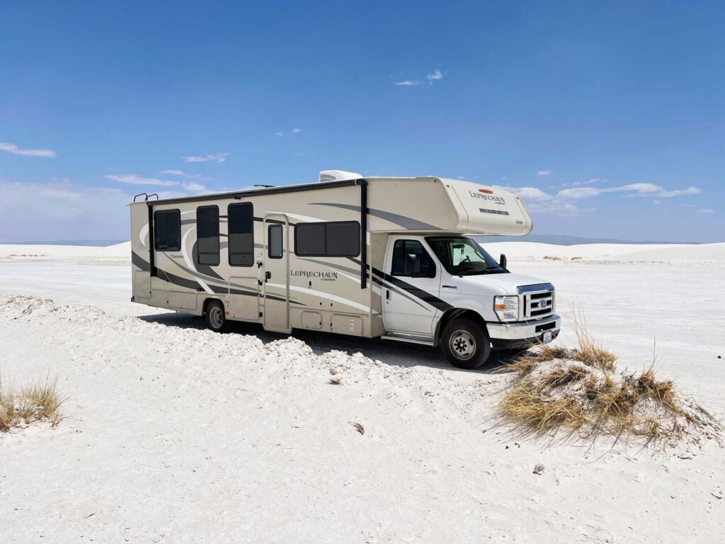 wohnmobil in weißen sanddünen in den usa