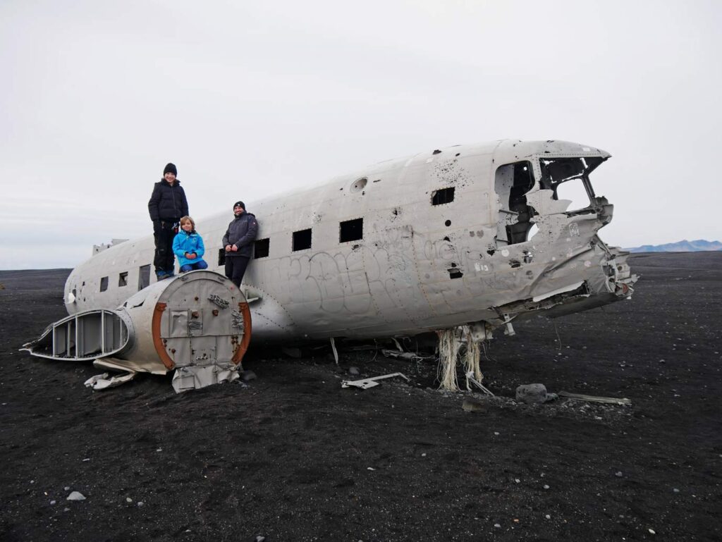 familie auf flugzeugwrack in island