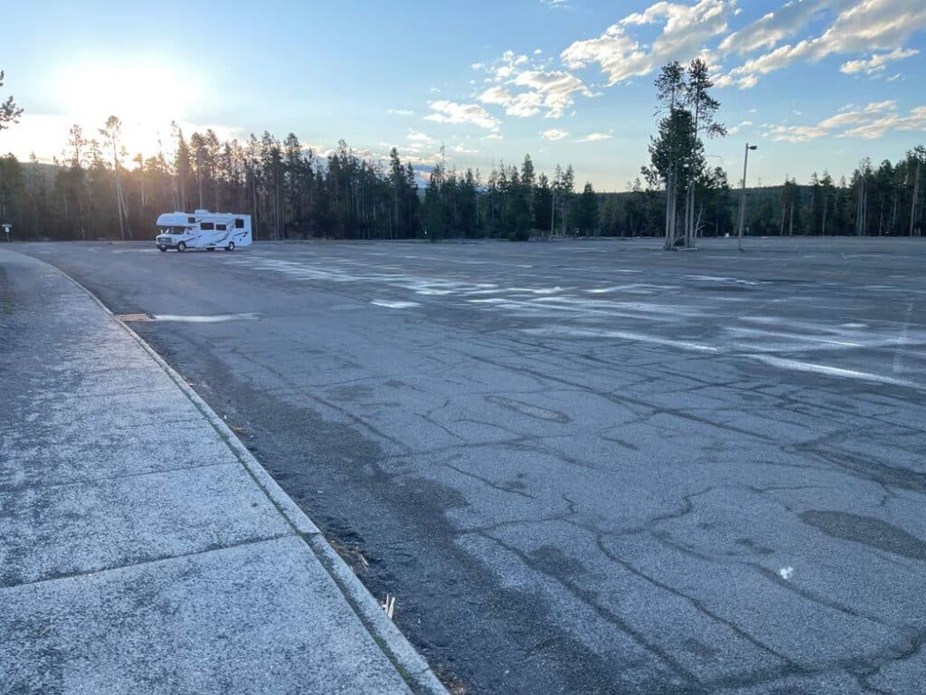 leerer parkplatz am old faithful mit nur einem roadbear camper