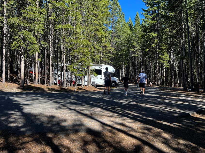 wohnmobil von raodbear auf campingplatz im yellowstone nationalpark