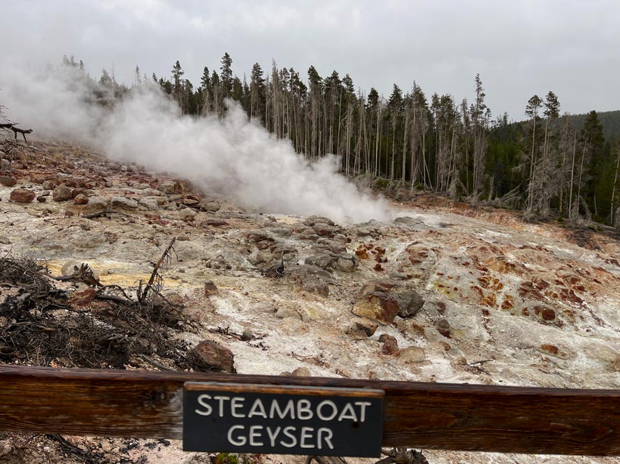 Yellowstone Nationalpark dampfender steamboat geyser im yellowstone
