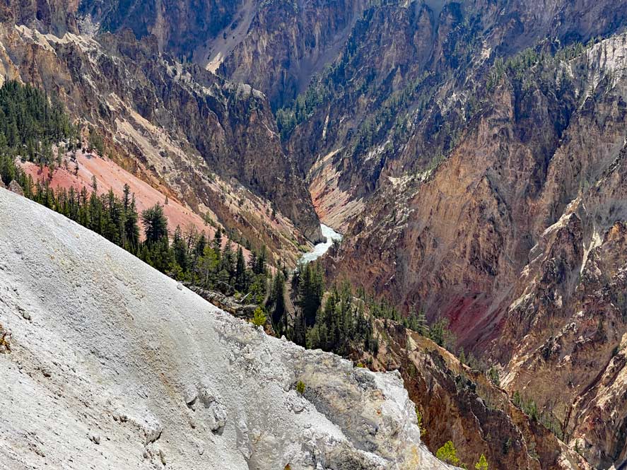 blick in schlucht am grand canyon of the yellowstone