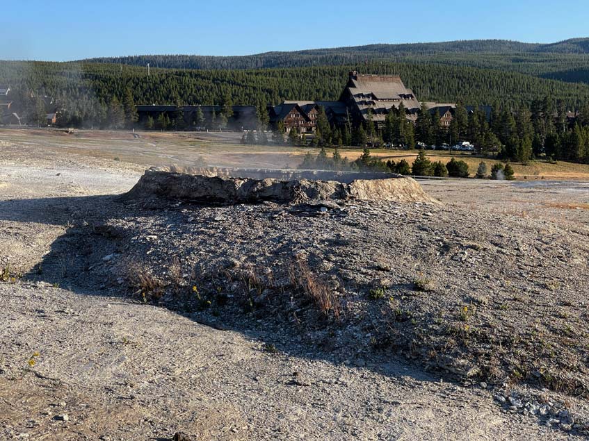 dampfende landschaft im yellowstone dahinter yellowstone lodge vor wald