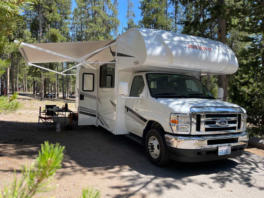 road bear wohnmobil auf dem madison campground im yellowstone nationalpark