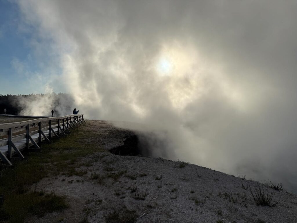 Yellowstone Nationalpark midway geyser basin im dampf am fruehen morgen
