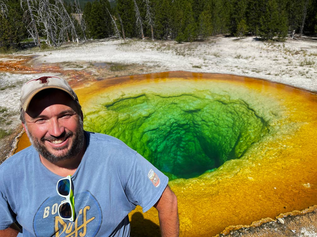 Yellowstone Nationalpark buntes geothermales becken im yellowstone mann steht vor dem monrning glory pool