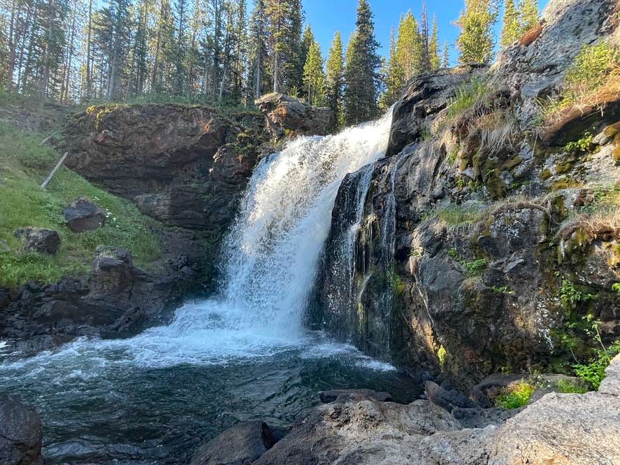 moose-falls-kleiner-wasserfall-im-yellowstone