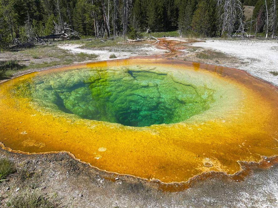 bunter morning glory pool im yellowstone nationalpark