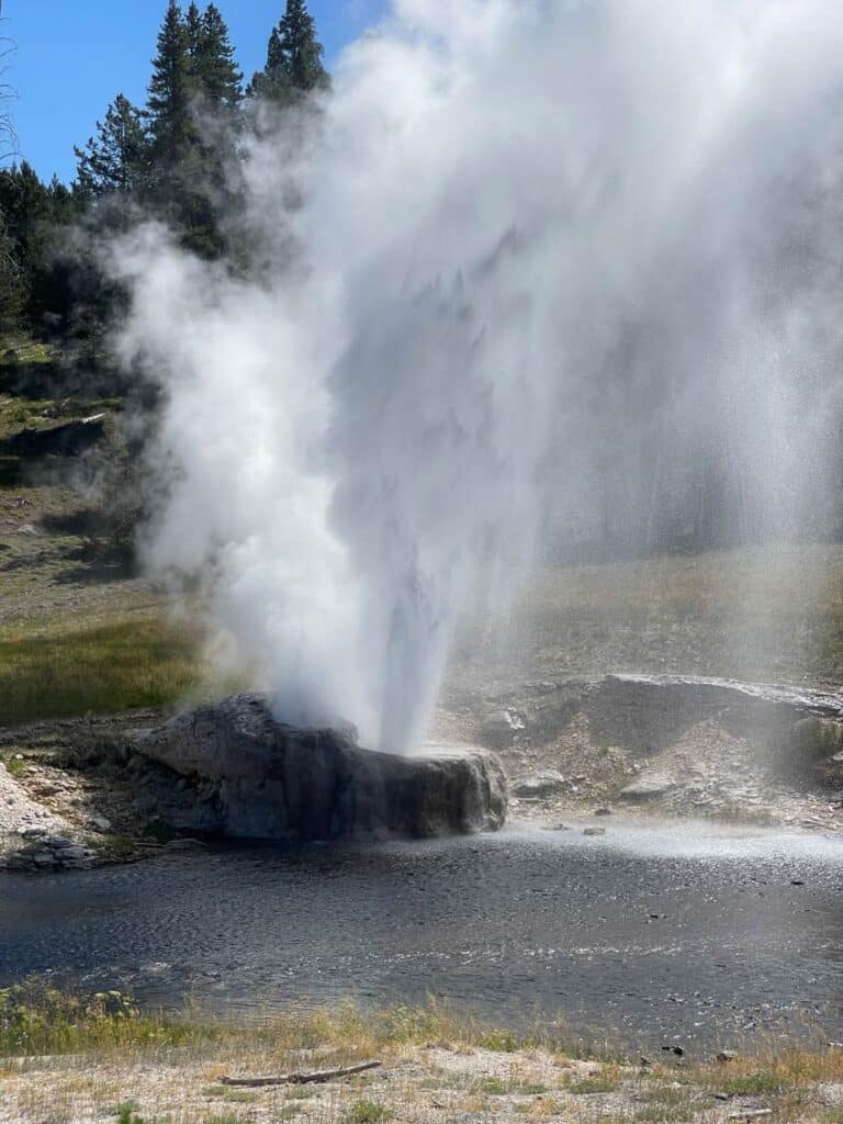 Yellowstone Nationalpark riverside geyser geysir bricht direkt am fluss aus