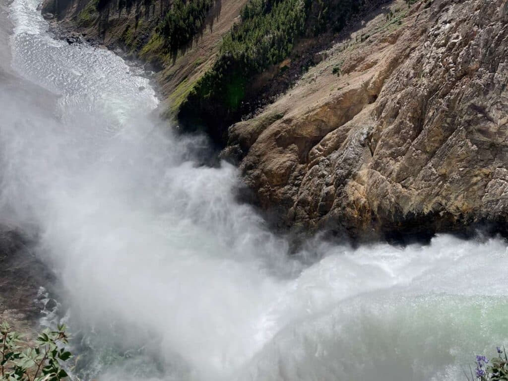 abbruchkante am wasserfall am grand canyon of the yellowstone