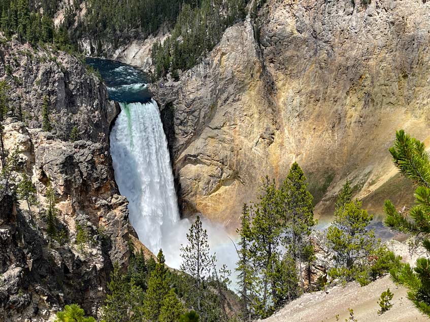 breiter wasserfall in schlucht im yellowstone nationalpark