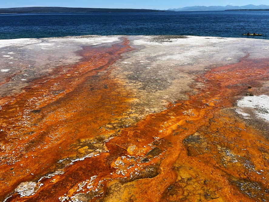 orange-farbenes-geothermal-becken-am-yellowstone-lake