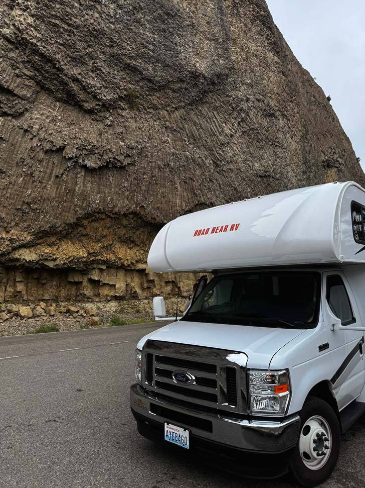 Yellowstone Nationalpark road bear camper vor basaltwand im yellowstone