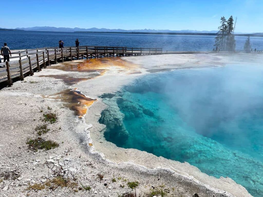 hellblaues-geothermales-becken-am-yellowstone-lake
