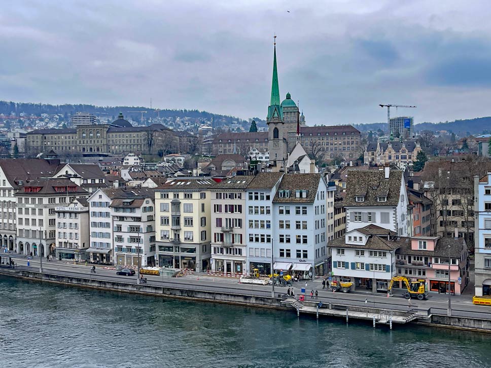 aussicht-vom-lindenhof-ueber-limmat-und-altstadt-zuerich