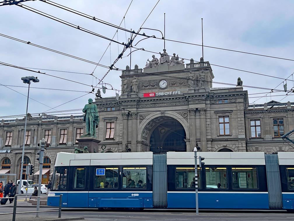 strassenbahn-vor-dem-hauptbahnhof-zuerich