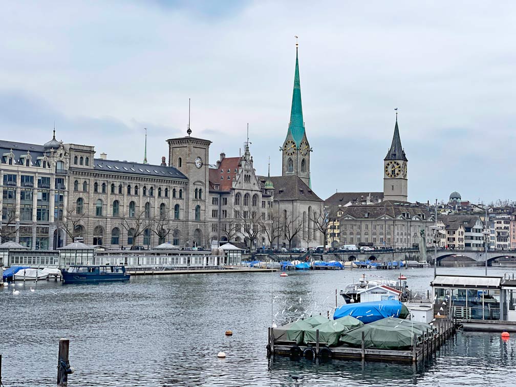 limmat-mit-ansicht-kirche-fraumuenster-und-st-peter