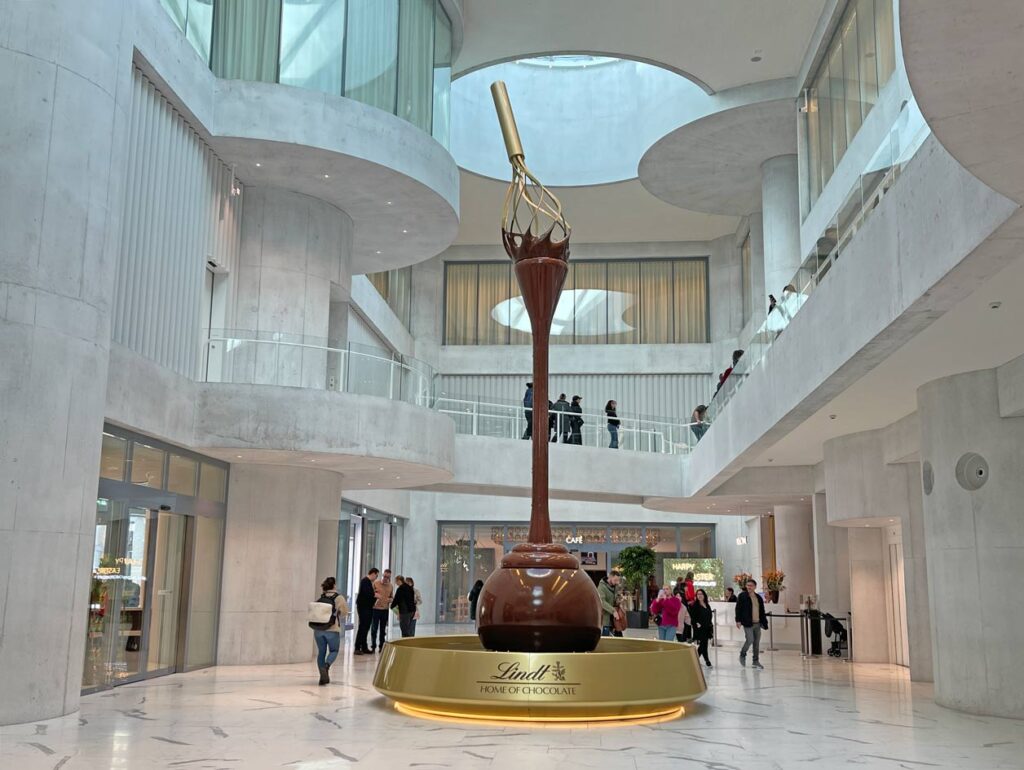 goldener-schokoladenbrunnen-im-lindt-schokoladenmuseum-zuerich