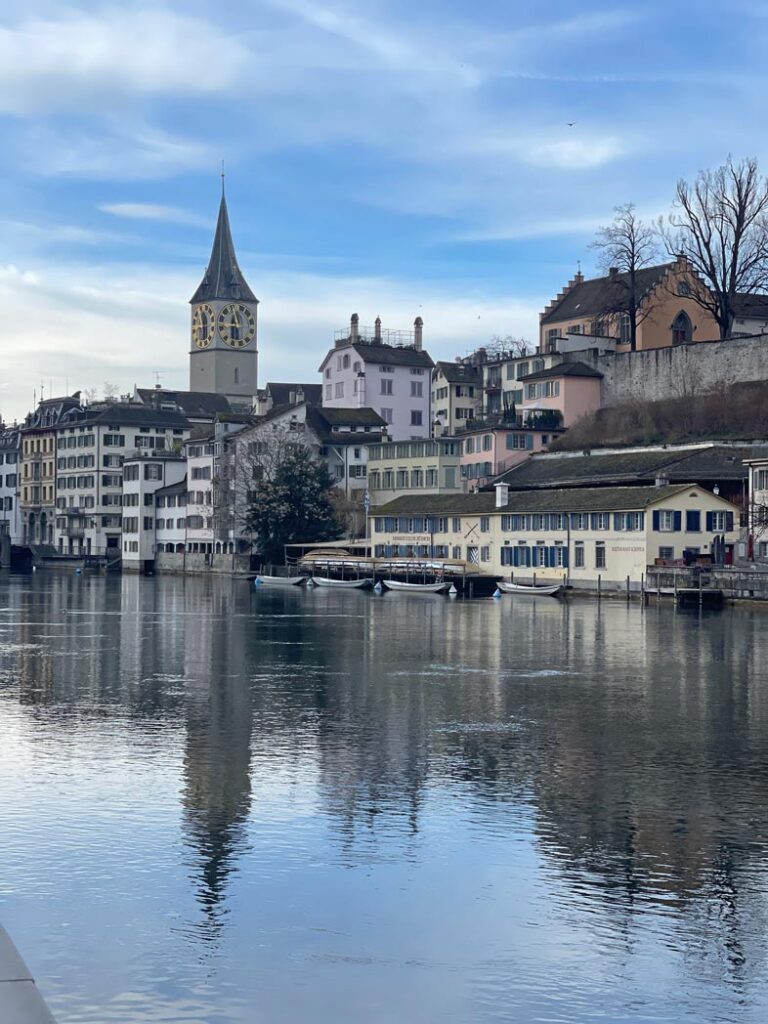 blick-ueber-limmat-auf-kirche-st-peter-in-zuerich