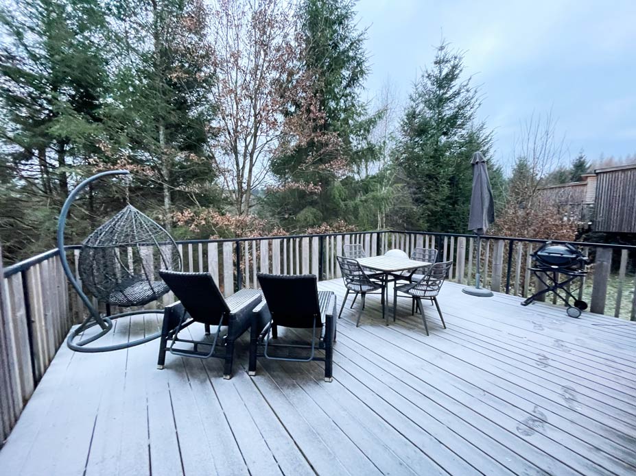 Center Parcs Les Trois Forets - Familienurlaub im Elsass verschneite-terrasse-mit-gartenmoebeln-im-exclusive-ferienhaus-im-center-parcs-les-trois-forets