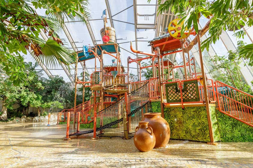 Center Parcs Les Trois Forets - Familienurlaub im Elsass bunter-wasserspielplatz-in-ueberdachtem-schiwmmbad-in-tropischer-umgebung