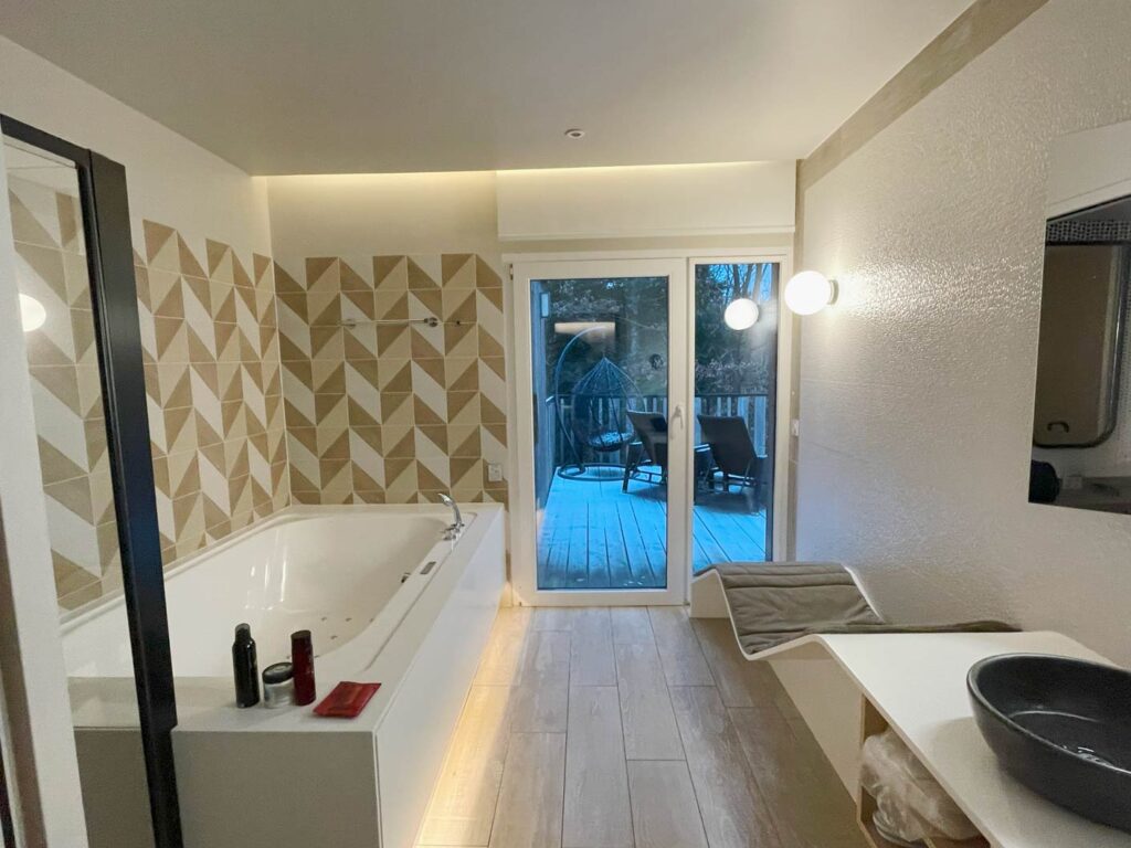 Center Parcs Les Trois Forets - Familienurlaub im Elsass wellness-badezimmer-mit-whirlpool-badewanne-exclusive-ferienhaus-centerparc-elsass
