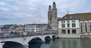 Mehr über den Artikel erfahren Top 8 Zürich Sehenswürdigkeiten – von Altstadt bis Zürichsee