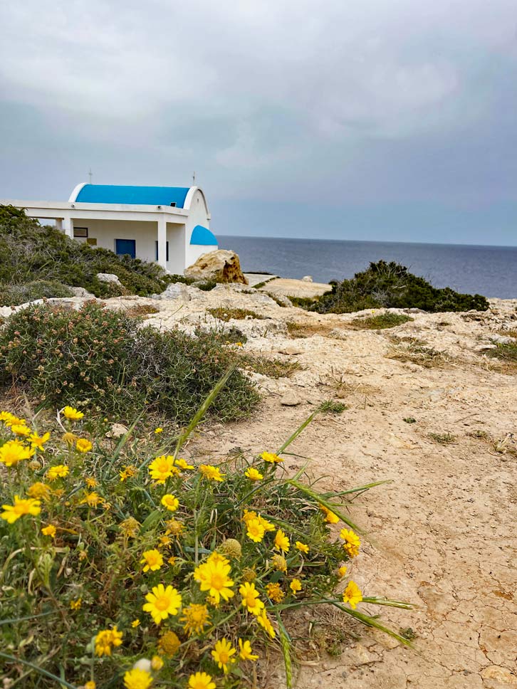 weisse-kirche-mit-blauem-dach-am-meer-auf-zypern