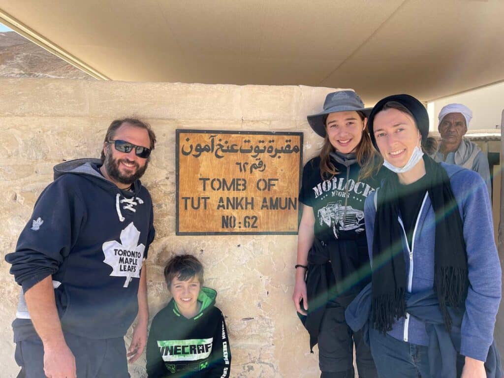 Ăber uns familie-vor-grab-von-tutanchaum-in-aegypten