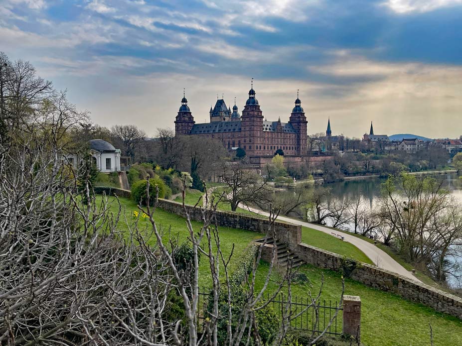 aschaffenburg sehenswuerdigkeiten spaziergang mainufer am schloss johannisburg