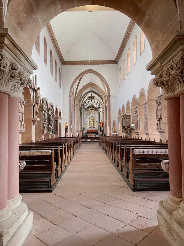 innenraum-kirche-mit-saeulen-und-sitzbaenken-stiftsbasilika