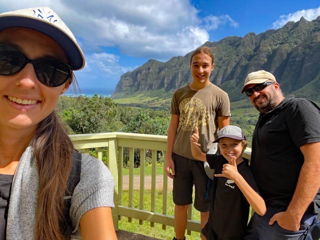 Ăber uns familie-auf-hawaii-vor-vulkanischer-bergkette
