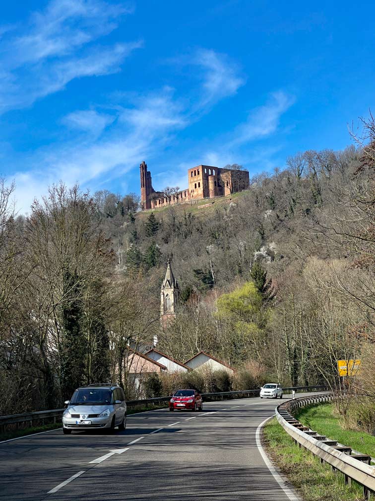 klosterruine-limburg-thront-auf-huegel-blick-von-der-strasse