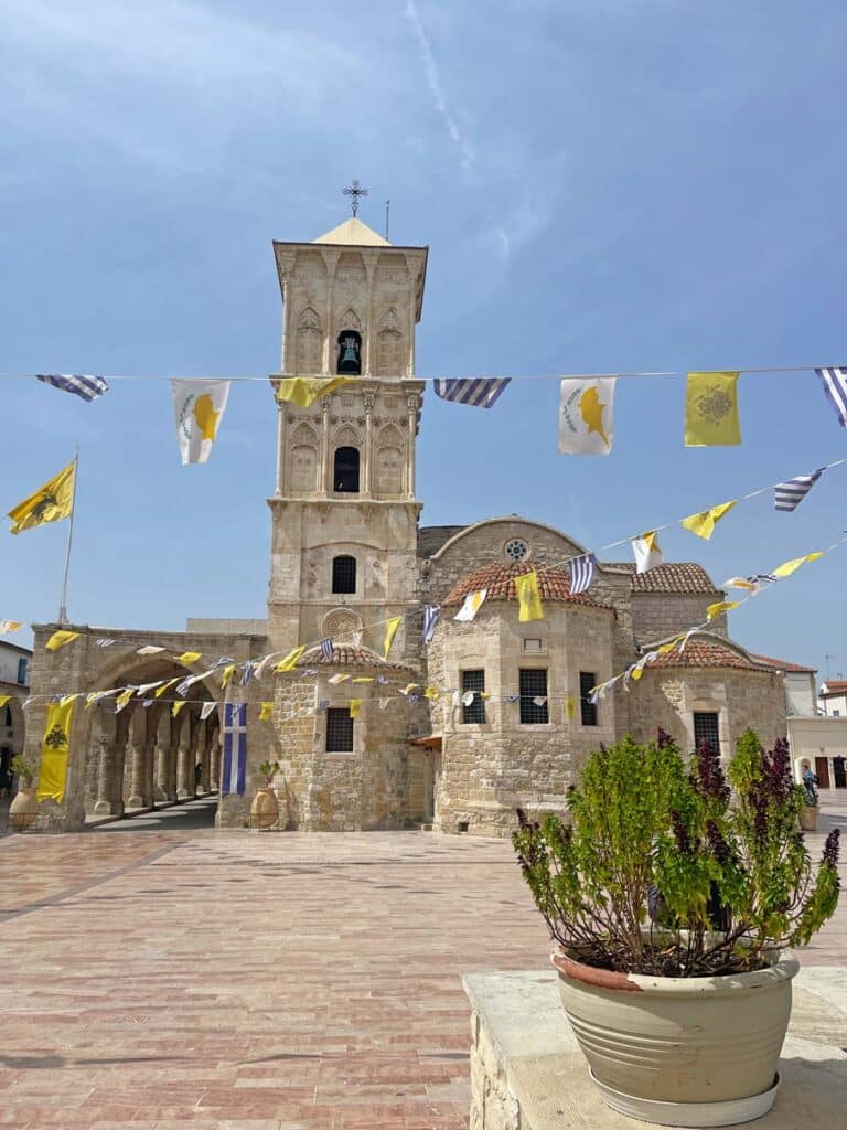 steinerne-lazarus-kirche-mit-farbigen-wimpeln