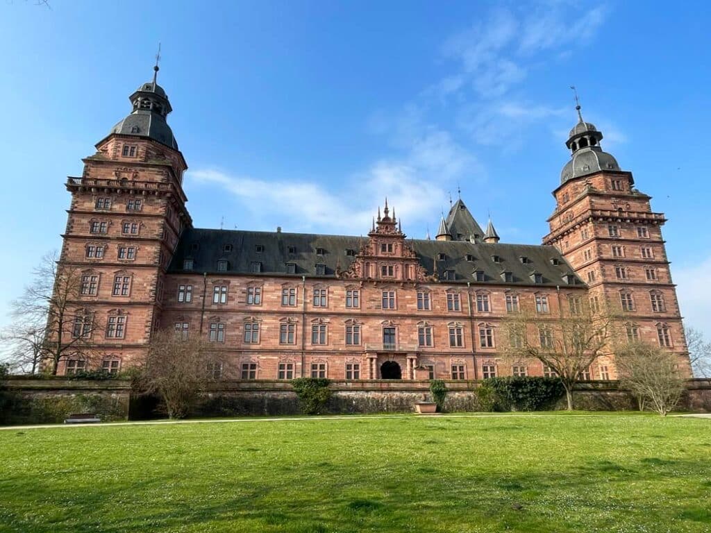 frontalansicht-rotes-sandstein-schloss-johannisburg