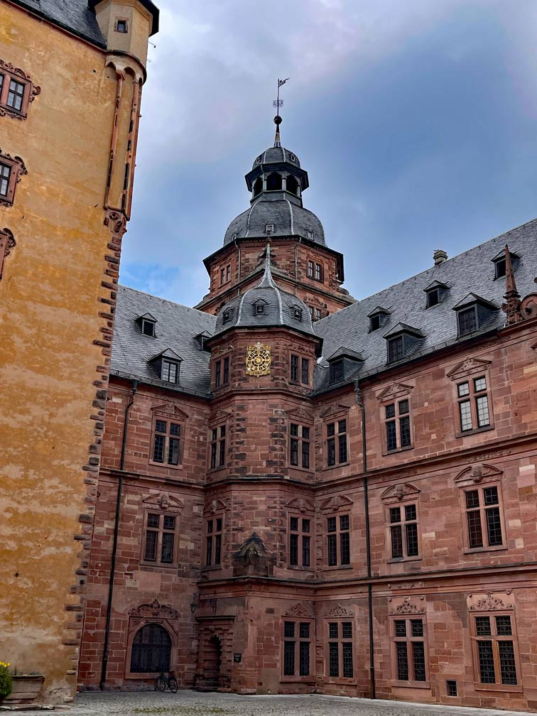 innenhof-schloss-johannisburg-mit-turm-aus-rotem-sandstein